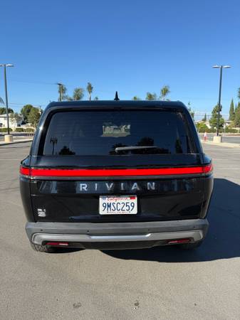 2024 Rivian R1S